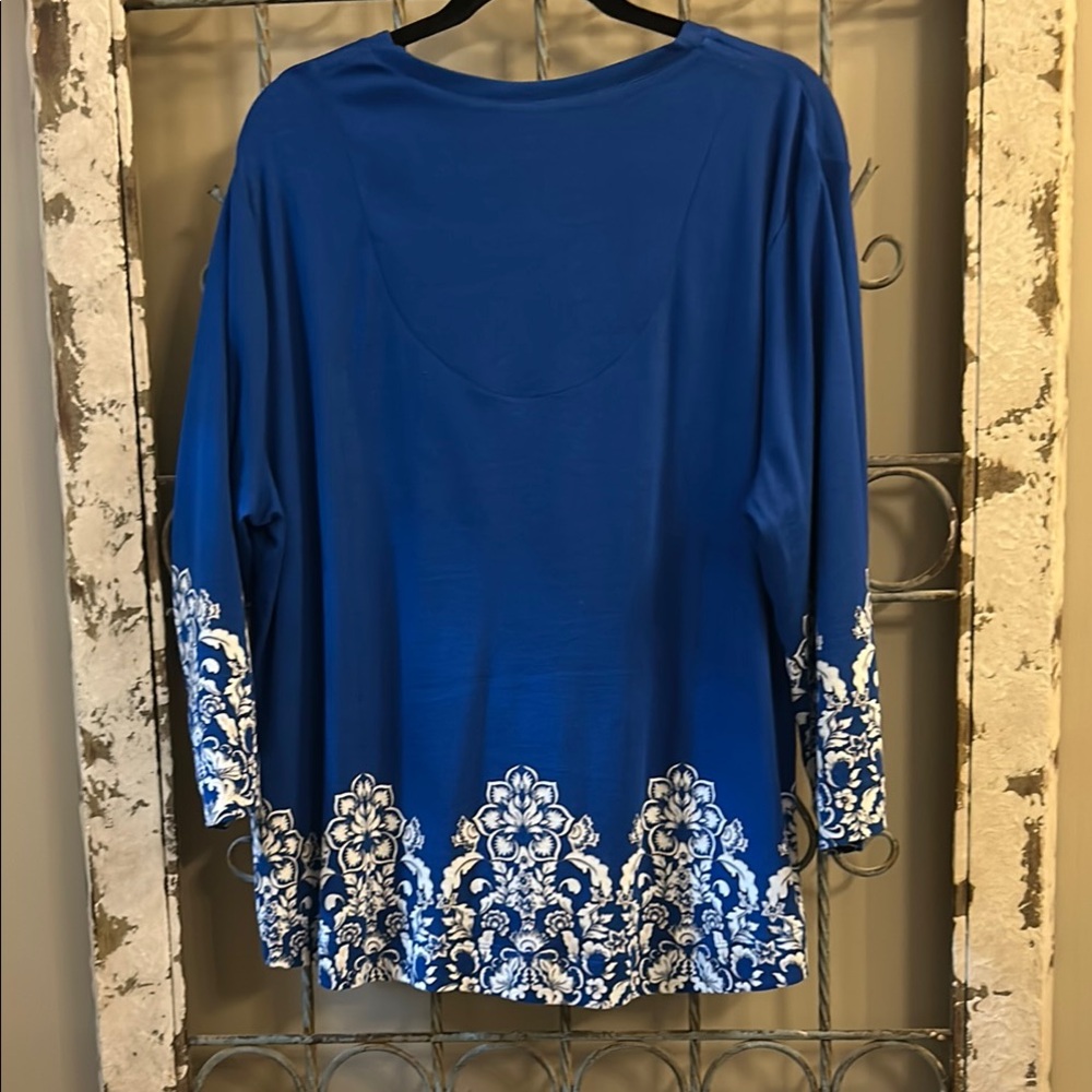 Chico's Royal Blue V-Neck Top with White Floral Design - Picture 2 of 9